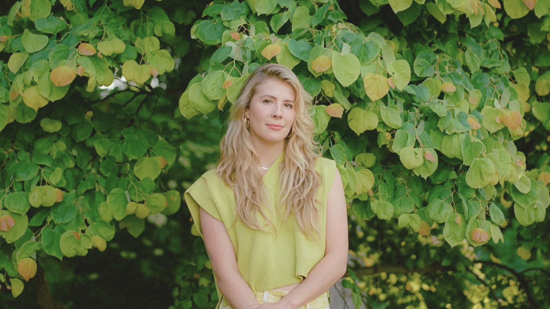 the author of the book People We Meet on Vacation, Emily Henry.